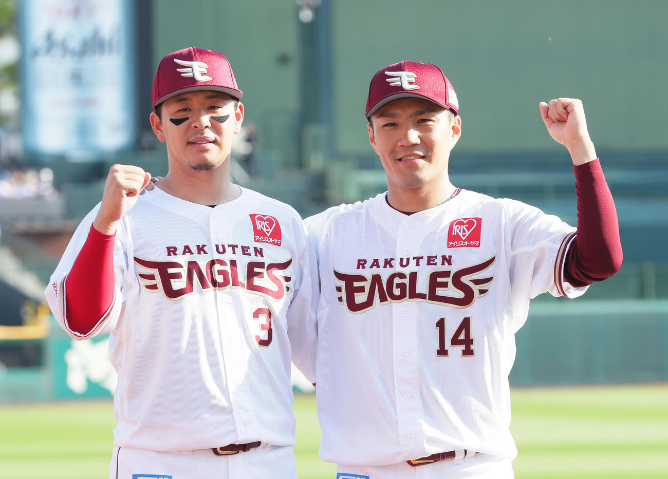 楽天の浅村栄斗（左）と則本昂大（2022年5月撮影）