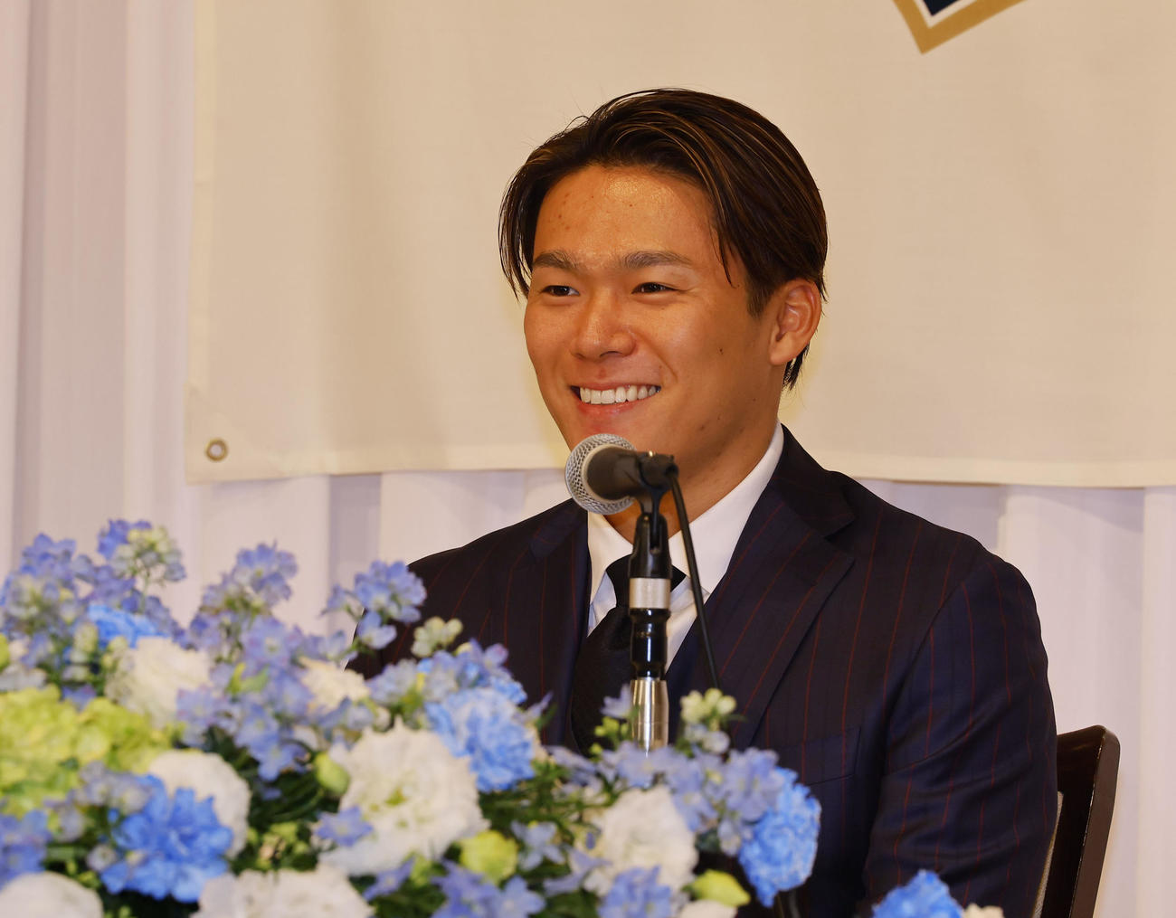 記者会見する米大リーグドジャースに入団が決まった山本（撮影・藤尾明華）