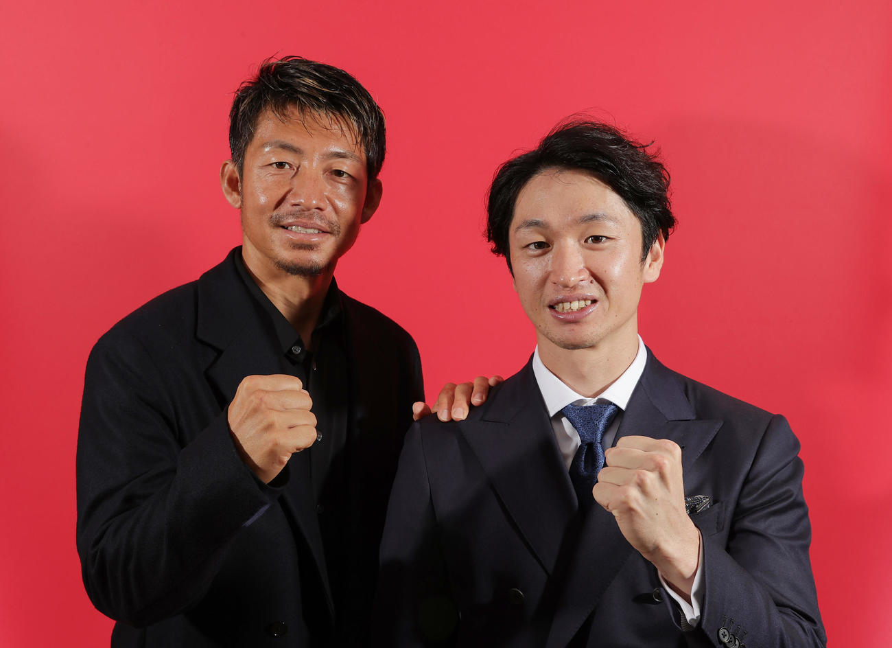 対談後、笑顔でガッツポーズする日刊スポーツ評論家の鳥谷氏（左）と阪神近本（撮影・前田充）