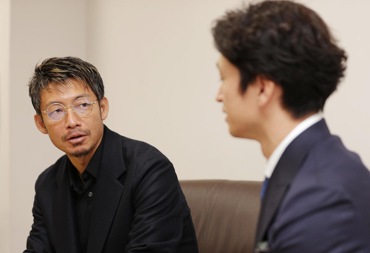 阪神近本（右）と対談する日刊スポーツ評論家の鳥谷氏（撮影・前田充）