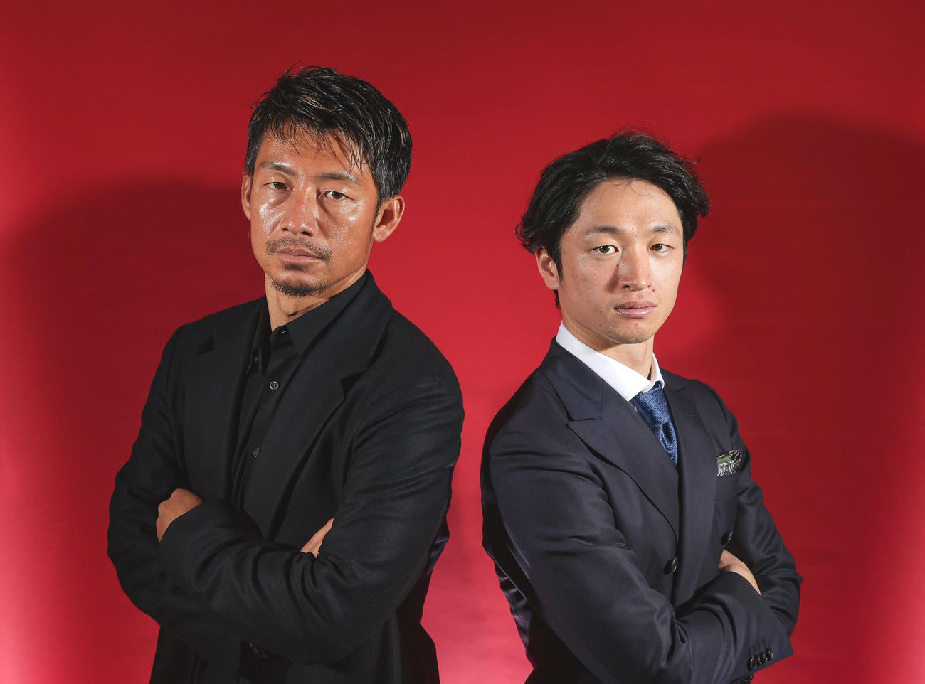 りりしい表情でポーズをとる日刊スポーツ評論家の鳥谷敬氏（左）と阪神近本光司（撮影・前田充）