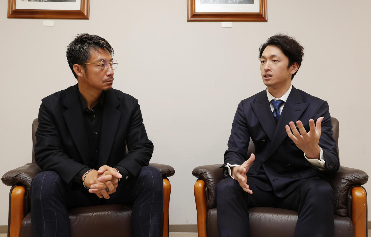 対談する日刊スポーツ評論家の鳥谷氏（左）と阪神近本（撮影・前田充）