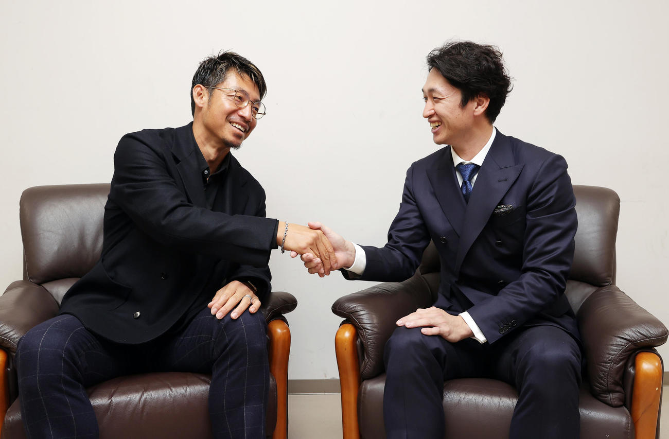 握手を交わし対談を行う日刊スポーツ評論家の鳥谷敬氏（左）と阪神近本光司（撮影・前田充）