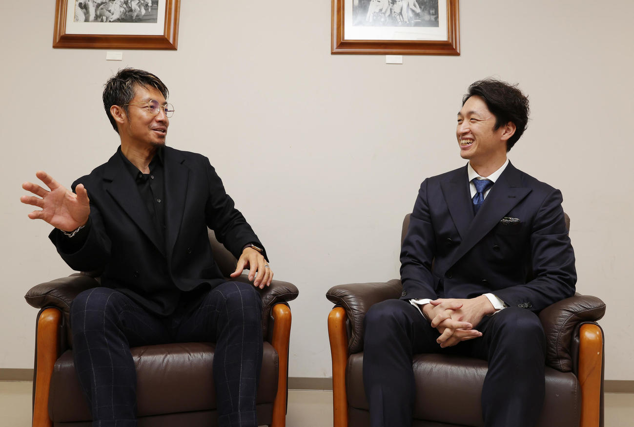 対談する日刊スポーツ評論家の鳥谷氏（左）と阪神近本（撮影・前田充）