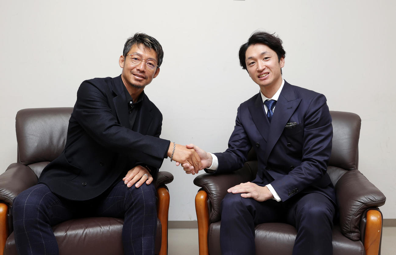 阪神情報　正月用対談　対談を行った日刊スポーツ評論家の鳥谷敬氏（左）と阪神近本光司（撮影・前田充）＝2023年12月9日、甲子園球場