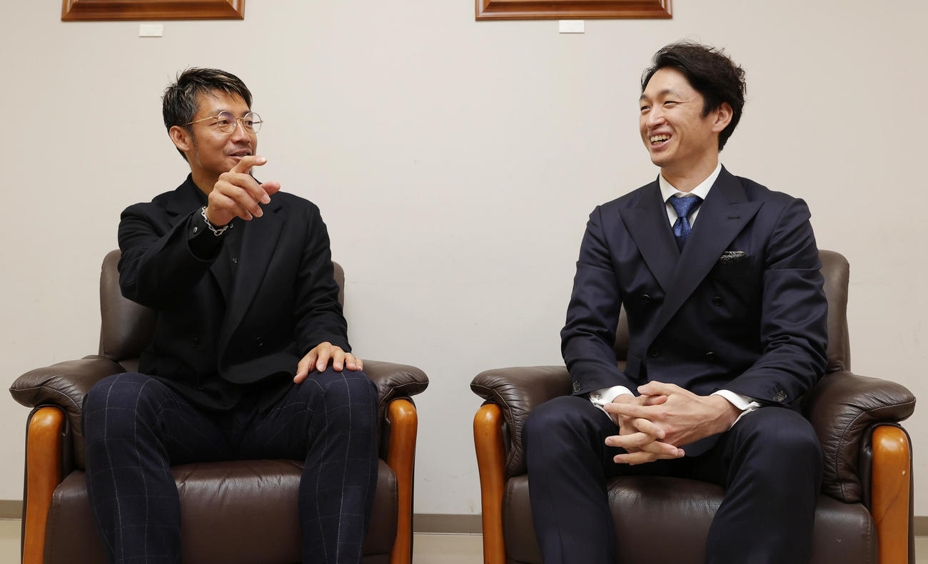 対談する日刊スポーツ評論家の鳥谷敬氏（左）と阪神近本光司（撮影・前田充）