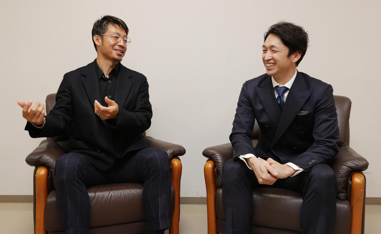 対談する日刊スポーツ評論家の鳥谷敬氏（左）と阪神近本光司（撮影・前田充）