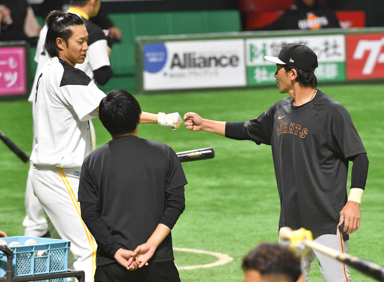 松田宣浩さん（左）とグータッチを交わすソフトバンク柳田（2023年撮影）