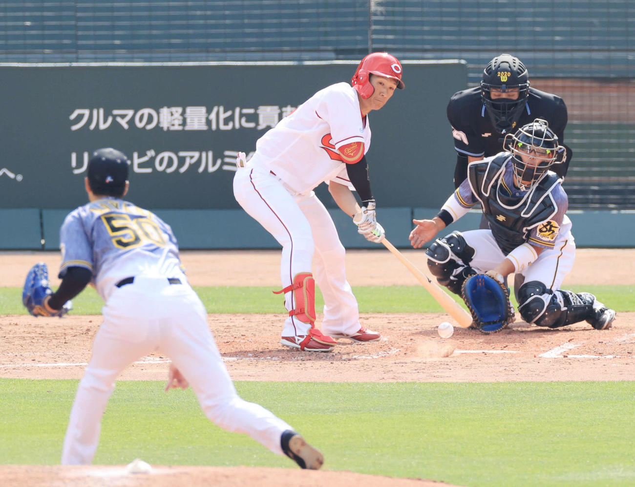 20年6月9日、阪神戦の5回、ワンバウンドをはじき返し先制打を放った西川龍馬