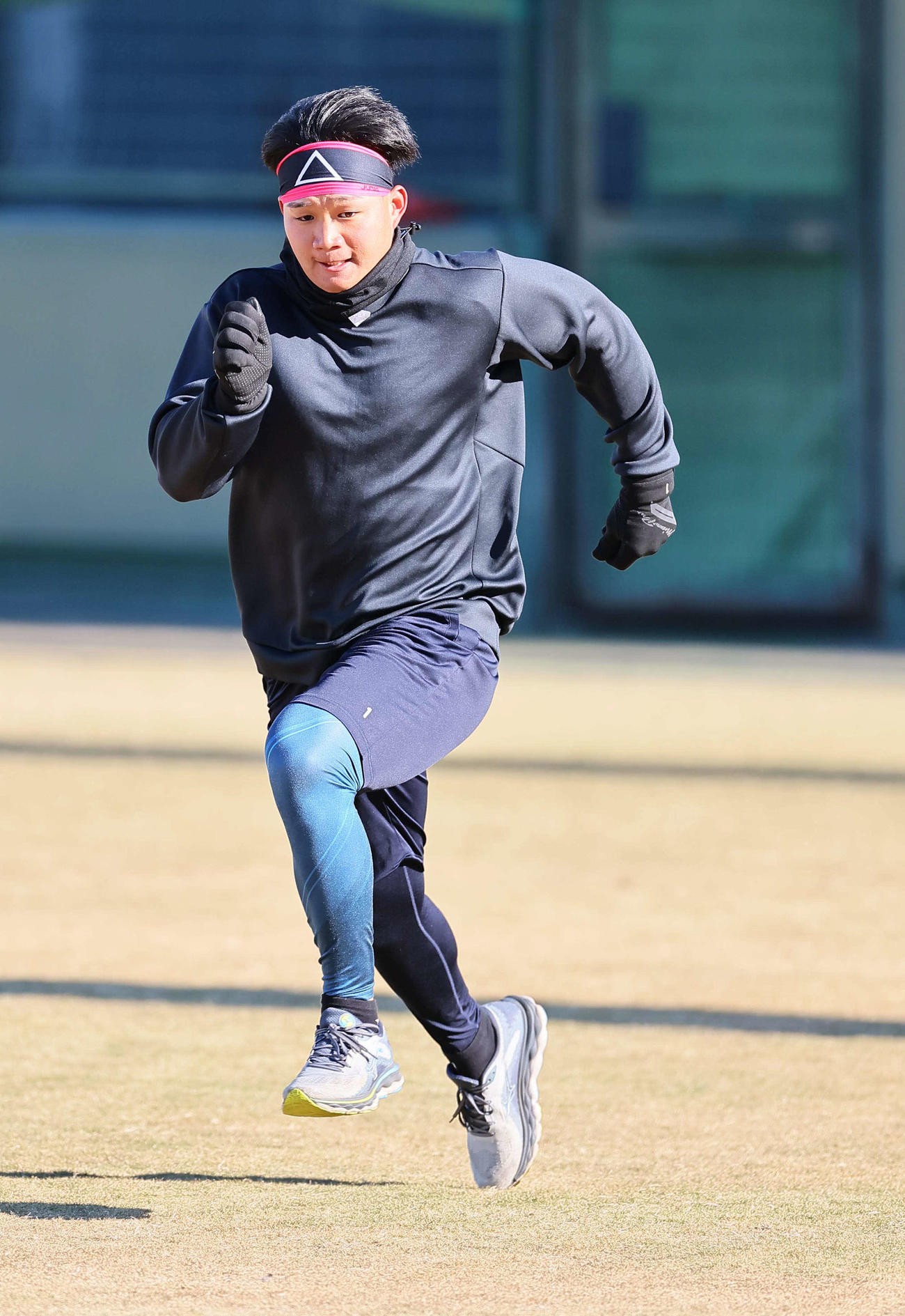 21日、鳴尾浜球場でダッシュする森下