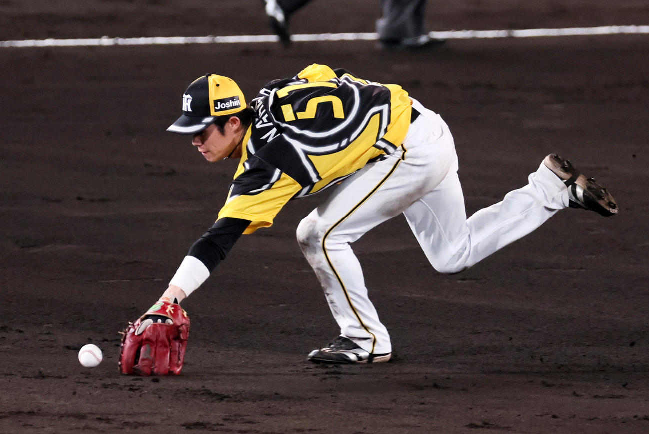 7月26日、巨人戦の7回、阪神中野は吉川尚の打球をはじく