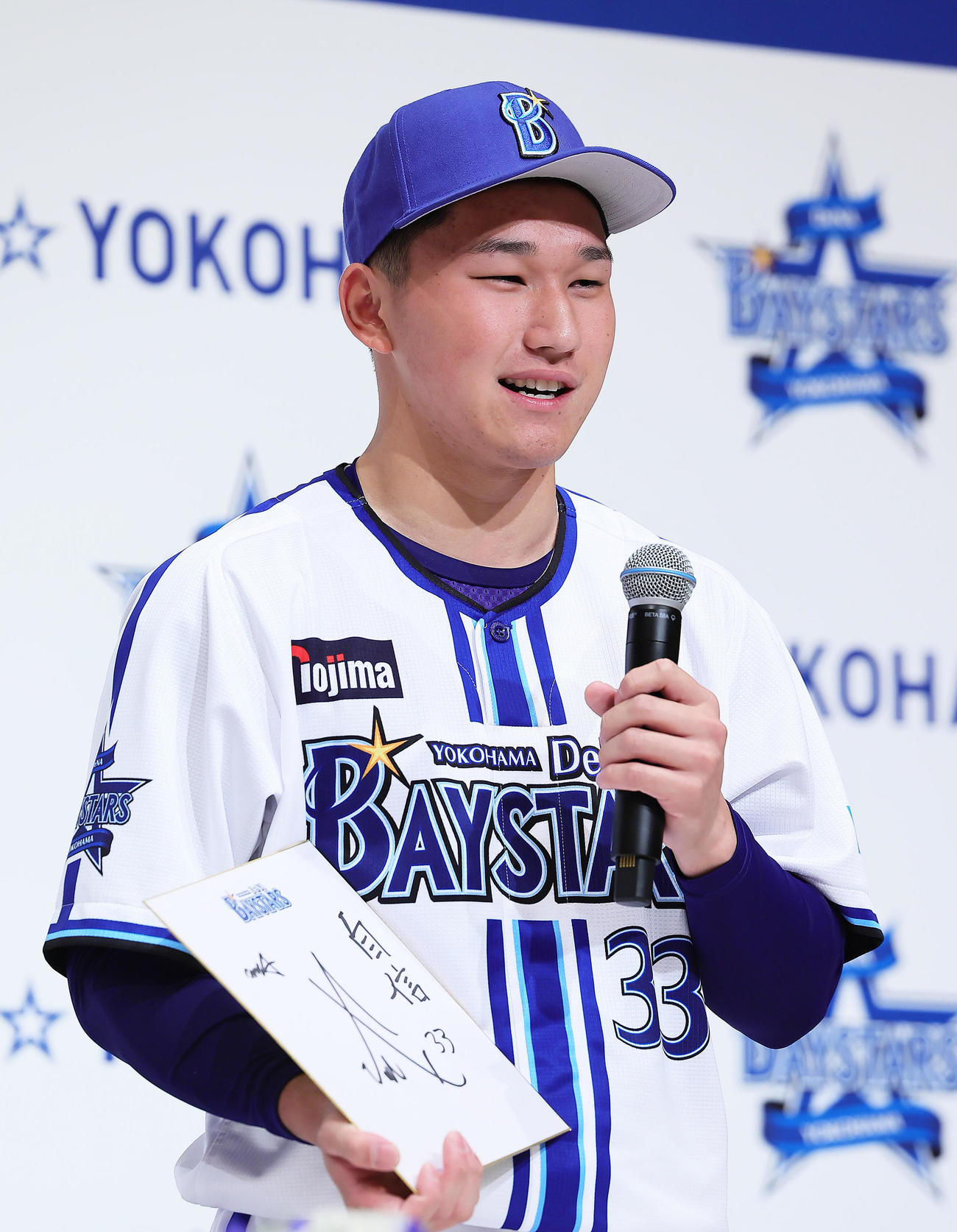 DeNA新入団選手発表会に臨んだドラフト3位武田は色紙に「自信」と記す（撮影・足立雅史）