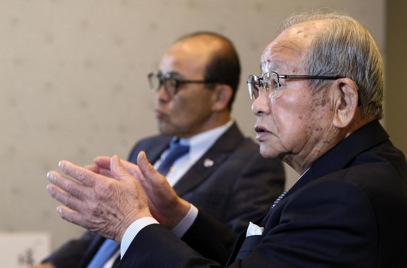 日刊スポーツ評論家の吉田義男氏は岡田監督と対談し身振りを交え熱い思いを語る（撮影・加藤哉）