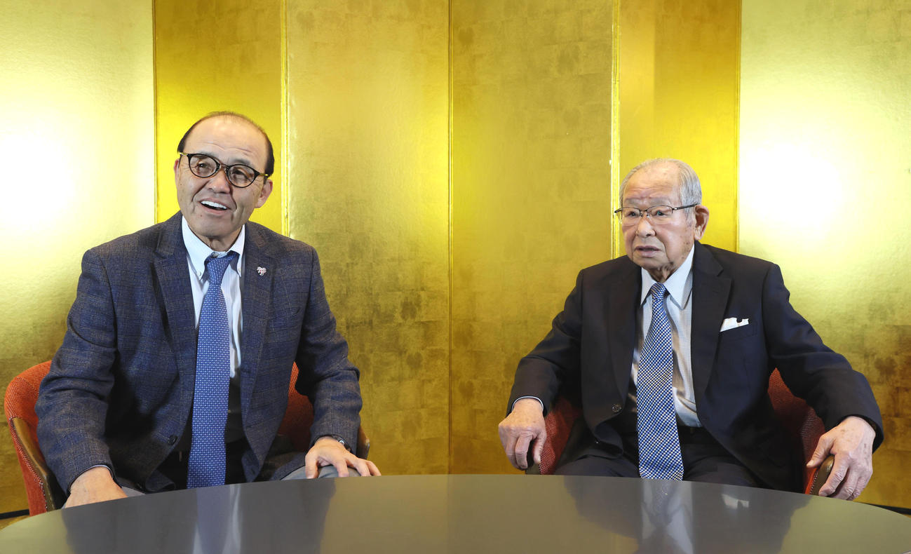 日刊スポーツ評論家の吉田義男氏（右）と対談し笑顔を見せる岡田監督（撮影・加藤哉）