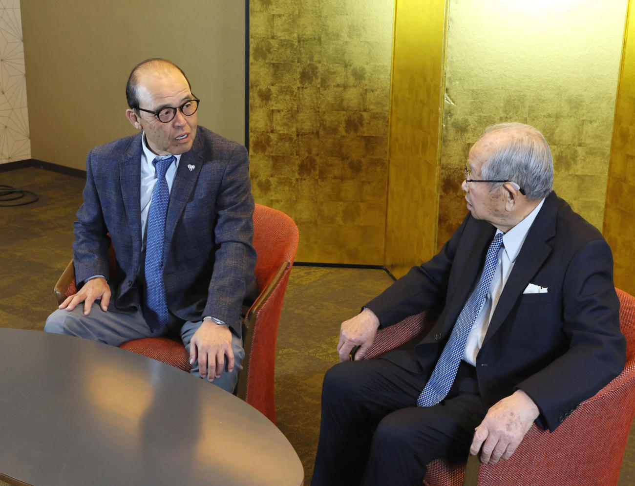 日刊スポーツ評論家の吉田義男氏（右）と対談した岡田監督（撮影・加藤哉）