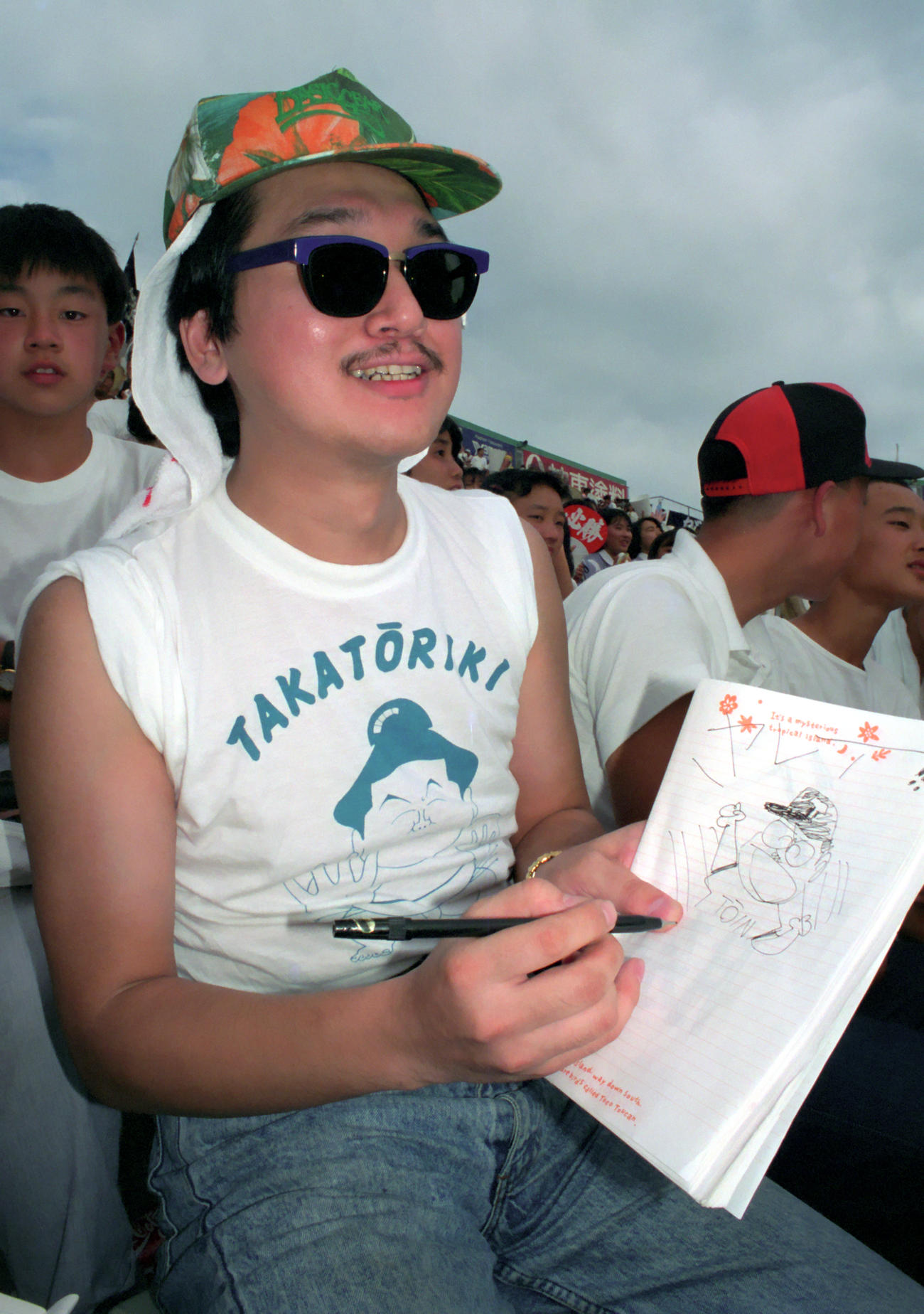 91年8月、夏の甲子園のアルプス席でポテンショットのスケッチをするやくみつる