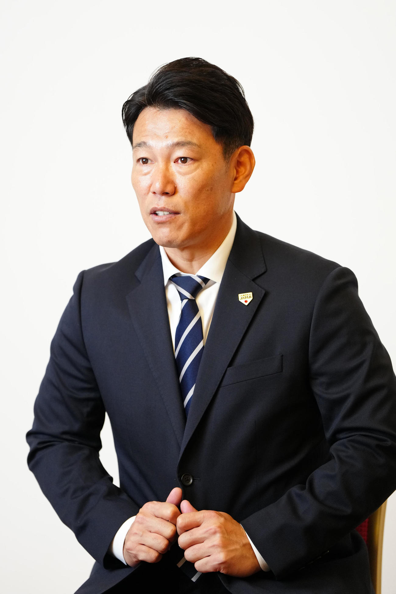 本紙インタビューを受ける侍ジャパン井端監督（撮影・江口和貴）