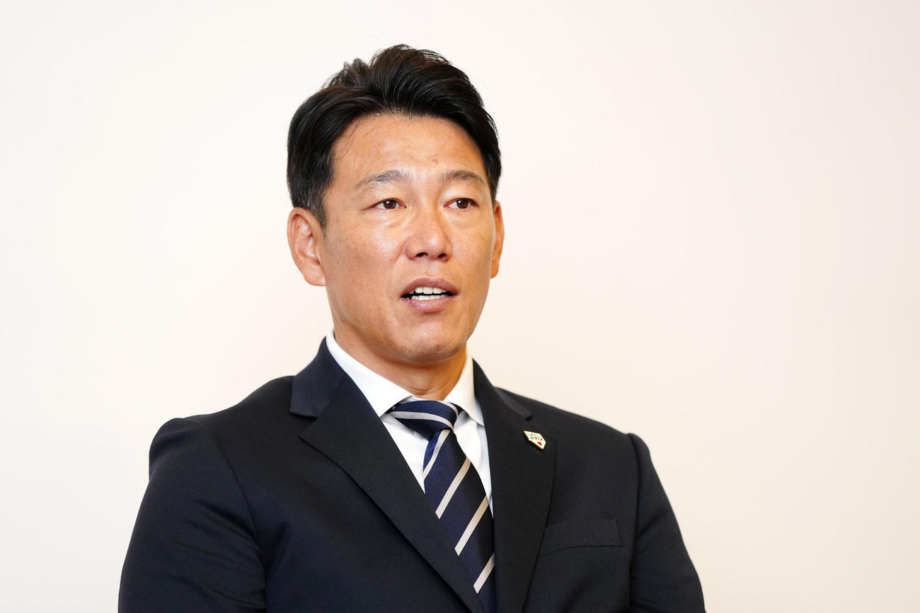 本紙インタビューを受ける侍ジャパン井端監督（撮影・江口和貴）