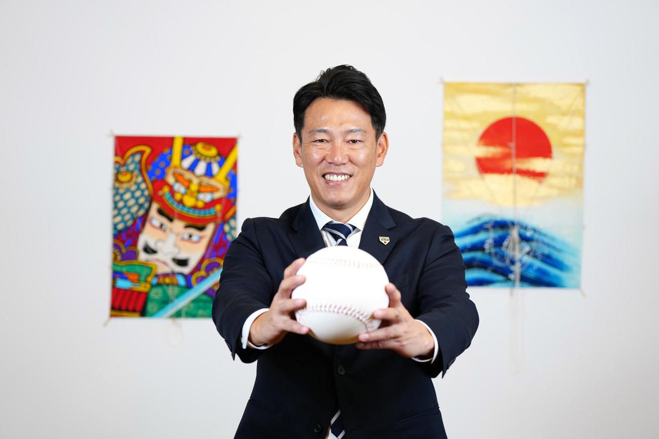 ボールを手に笑顔を見せる侍ジャパン井端監督（撮影・江口和貴）