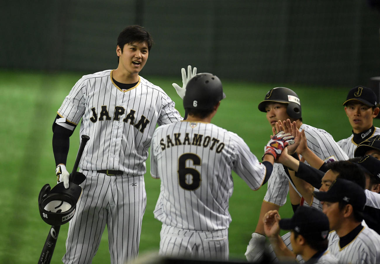 野球日本代表「侍ジャパン」強化試合　日本対オランダ　5回裏日本2死二塁、大谷（左）は中田の適時打で生還した坂本をタッチで迎える（2016年11月12日撮影）