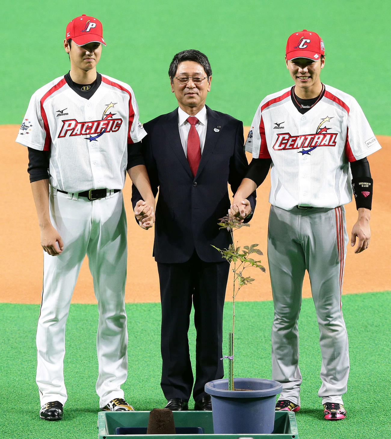 全パ対全セ　アオダモを植樹し記念撮影する大谷（左）と坂本（右）（2013年7月19日撮影）