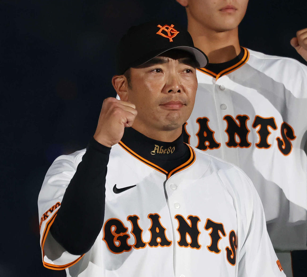 11月23日、ファン感謝デーでガッツポーズを見せる巨人阿部監督