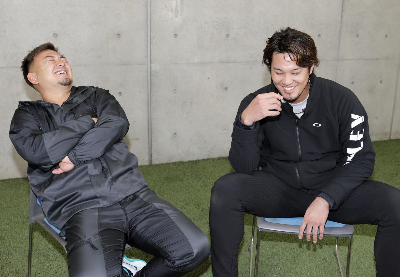対談で笑顔を見せるオリックス森（左）と藤浪（撮影・前田充）