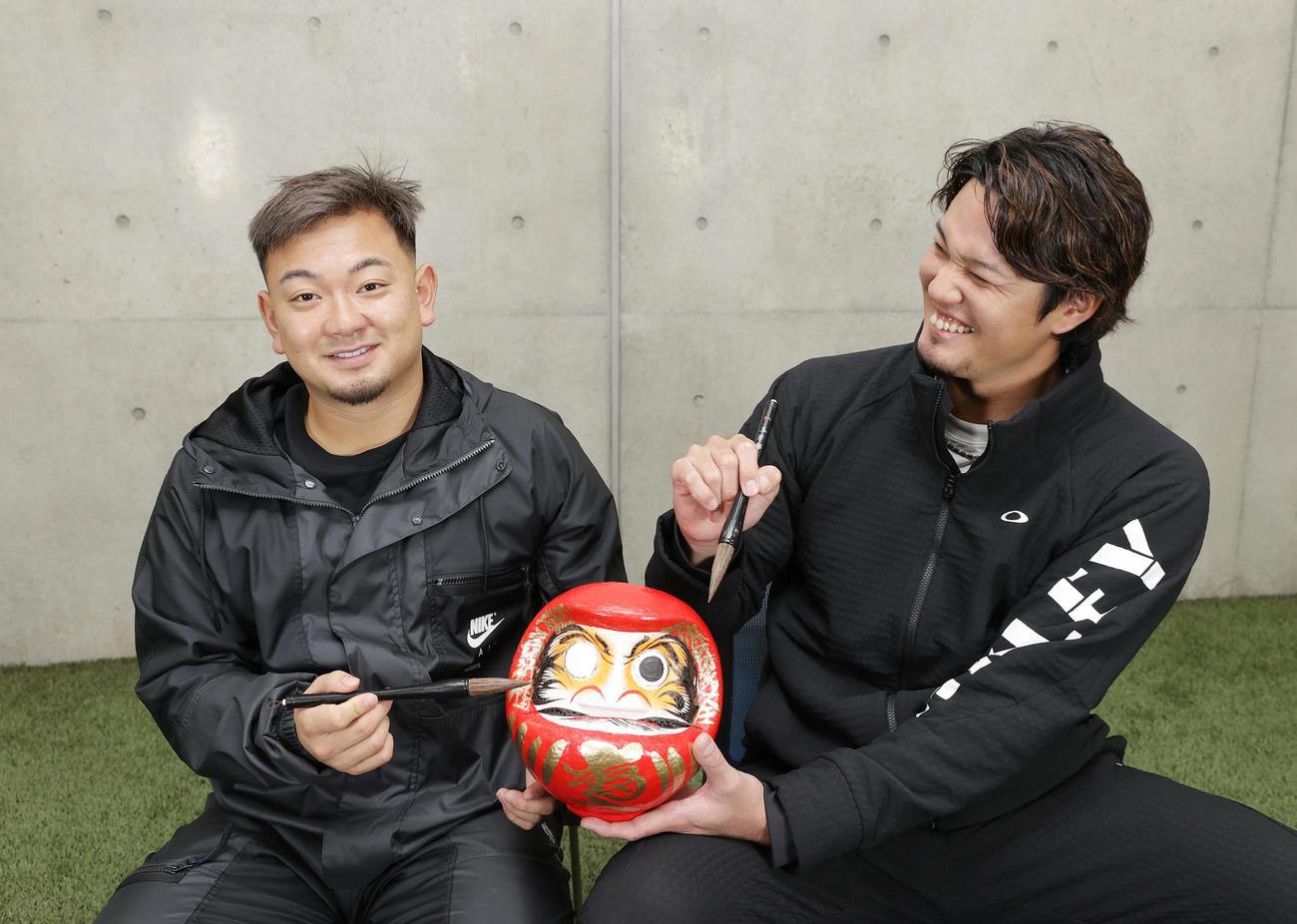対談でだるまの目入れを行うオリックス森（左）と藤浪（撮影・前田充）