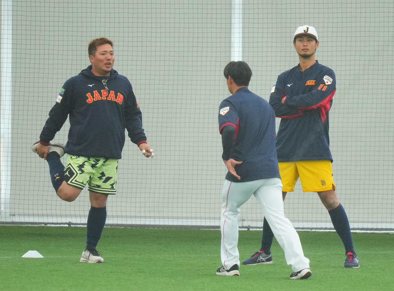 休日返上の練習に参加したダルビッシュ（右）は山川（左）と言葉を交わす（2023年2月24日撮影）