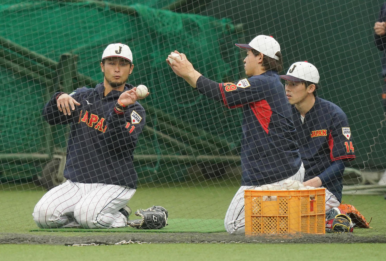2月、ダルビッシュ（左）は身ぶり手ぶりを交え宮城（中央）佐々木に変化球のアドバイスを送る