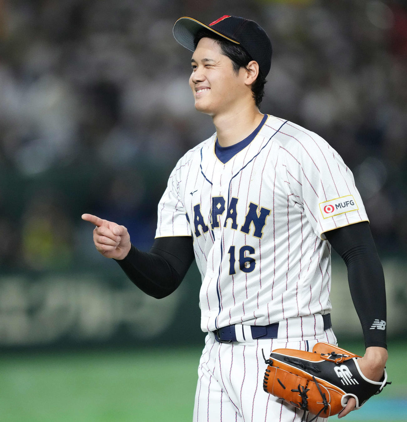 WBC中国戦　2回の投球を終え、ナインに向かってウインクする大谷翔平（2023年3月9日撮影）