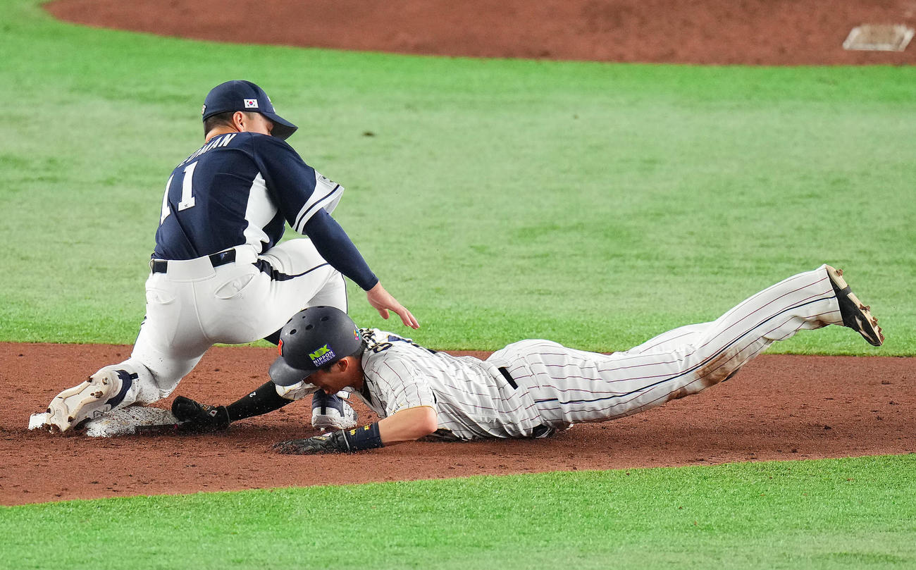 3月10日、WBCの韓国戦で二塁に帰塁し右手を負傷する源田（右）