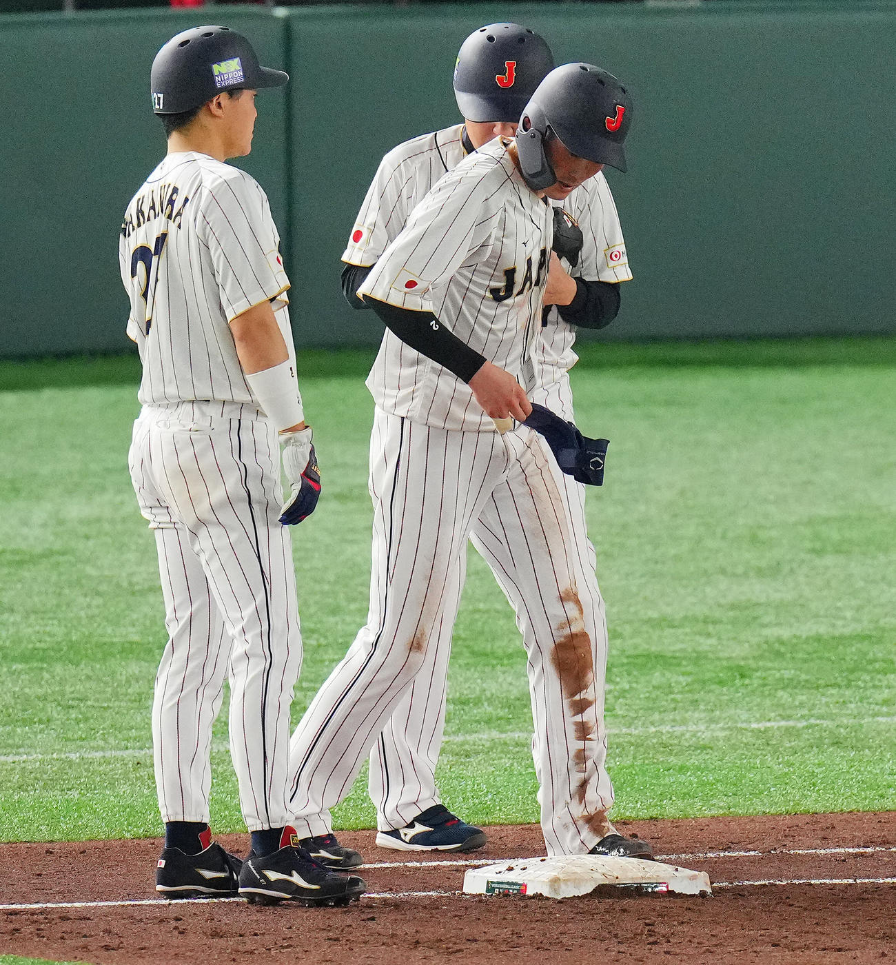 日本対韓国　3回裏日本無死一、二塁、治療を終えた源田（右）は右手の指にテーピングを巻き塁に戻る（2023年3月10日撮影）