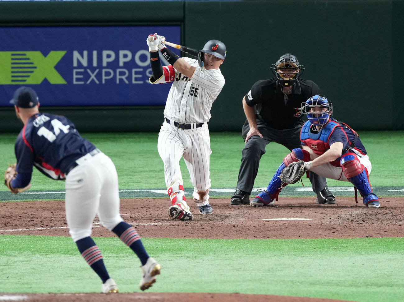 3月11日、日本対チェコ　8回裏日本無死、右前打を放つ村上