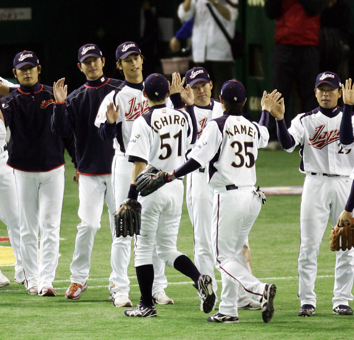 ハイタッチを交わすイチロー氏とダルビッシュ有（2009年3月5日撮影）