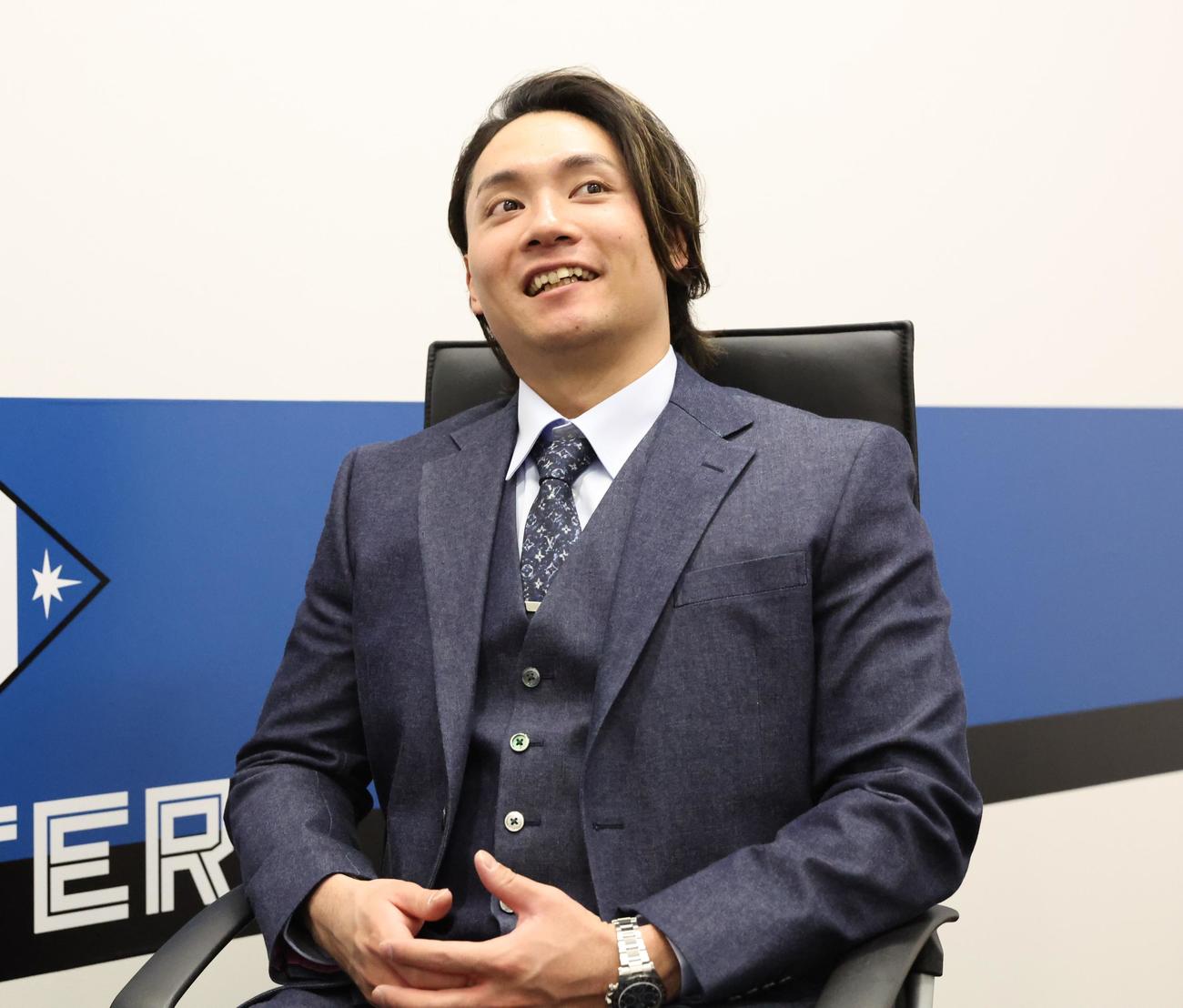 インタビューに答える伊藤