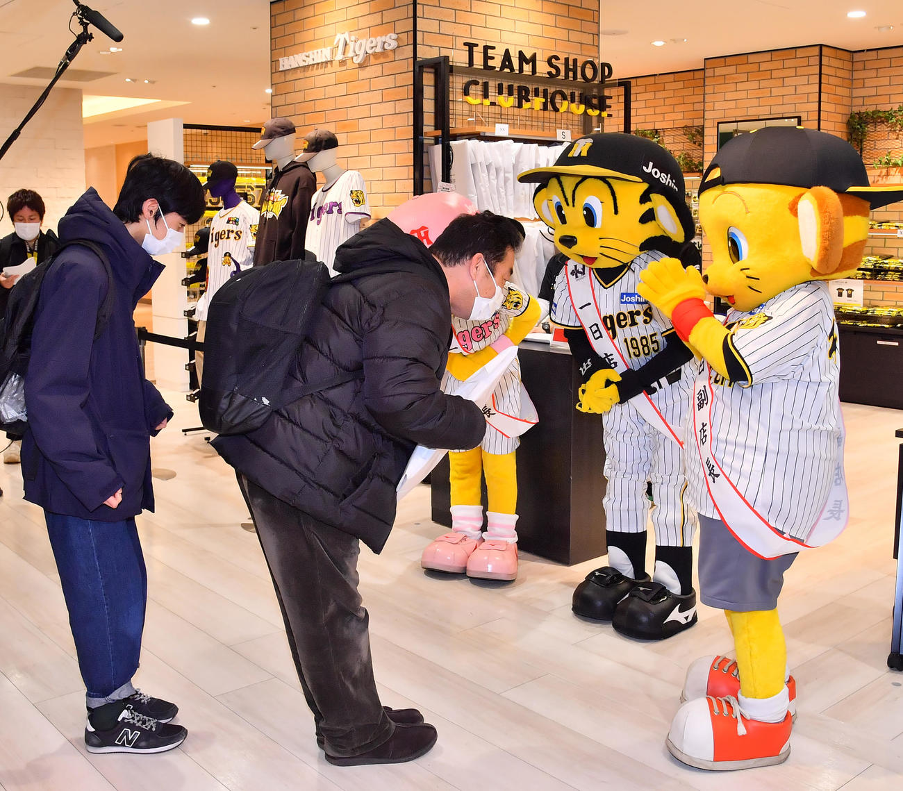 阪神梅田本店での初売りで「阪神タイガース福袋」の受け渡し会場でトラッキーもお出迎えする（撮影・清水貴仁）