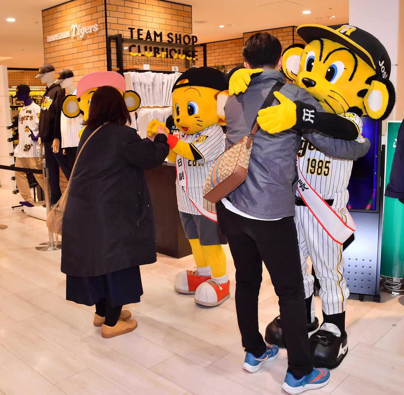 阪神梅田本店での初売りで「阪神タイガース福袋」の受け渡し会場でトラッキーもお出迎えする（撮影・清水貴仁）