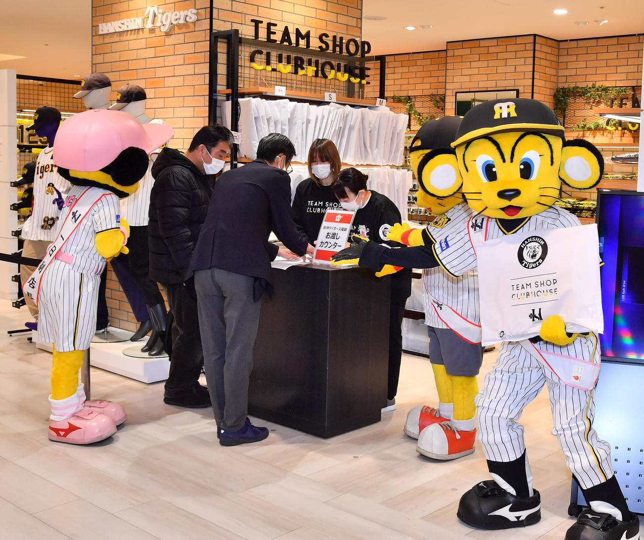 阪神梅田本店での初売りで「阪神タイガース福袋」の受け渡し会場でトラッキーもお出迎えする（撮影・清水貴仁）