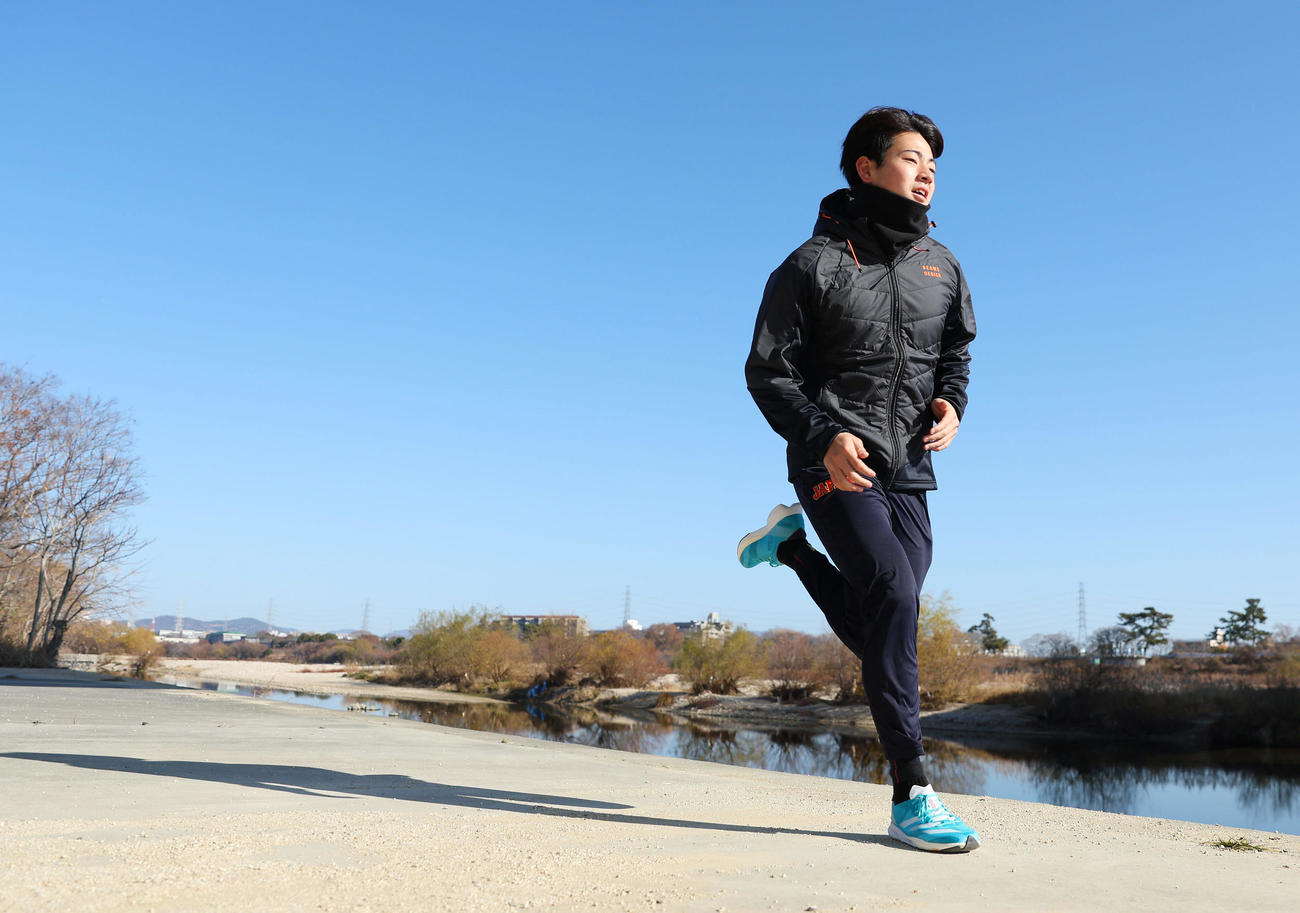 自主トレを公開し、河川敷でダッシュする阪神下村（撮影・前田充）