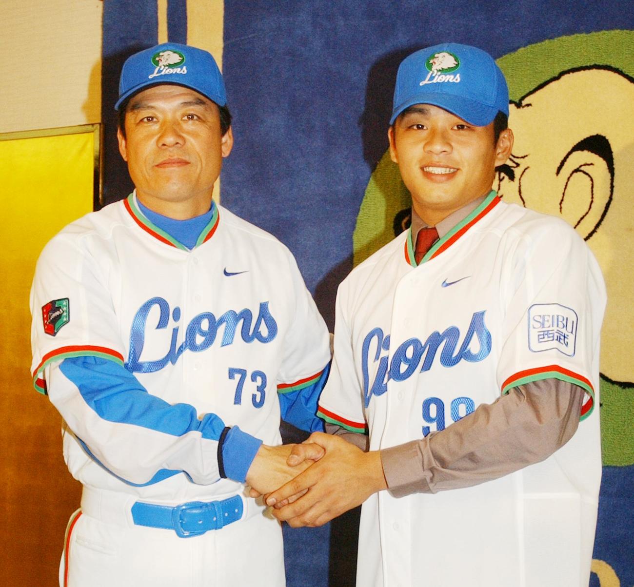 西武入団発表の席で伊原春樹監督（左）と笑顔で握手する張誌家さん（02年4月30日撮影）