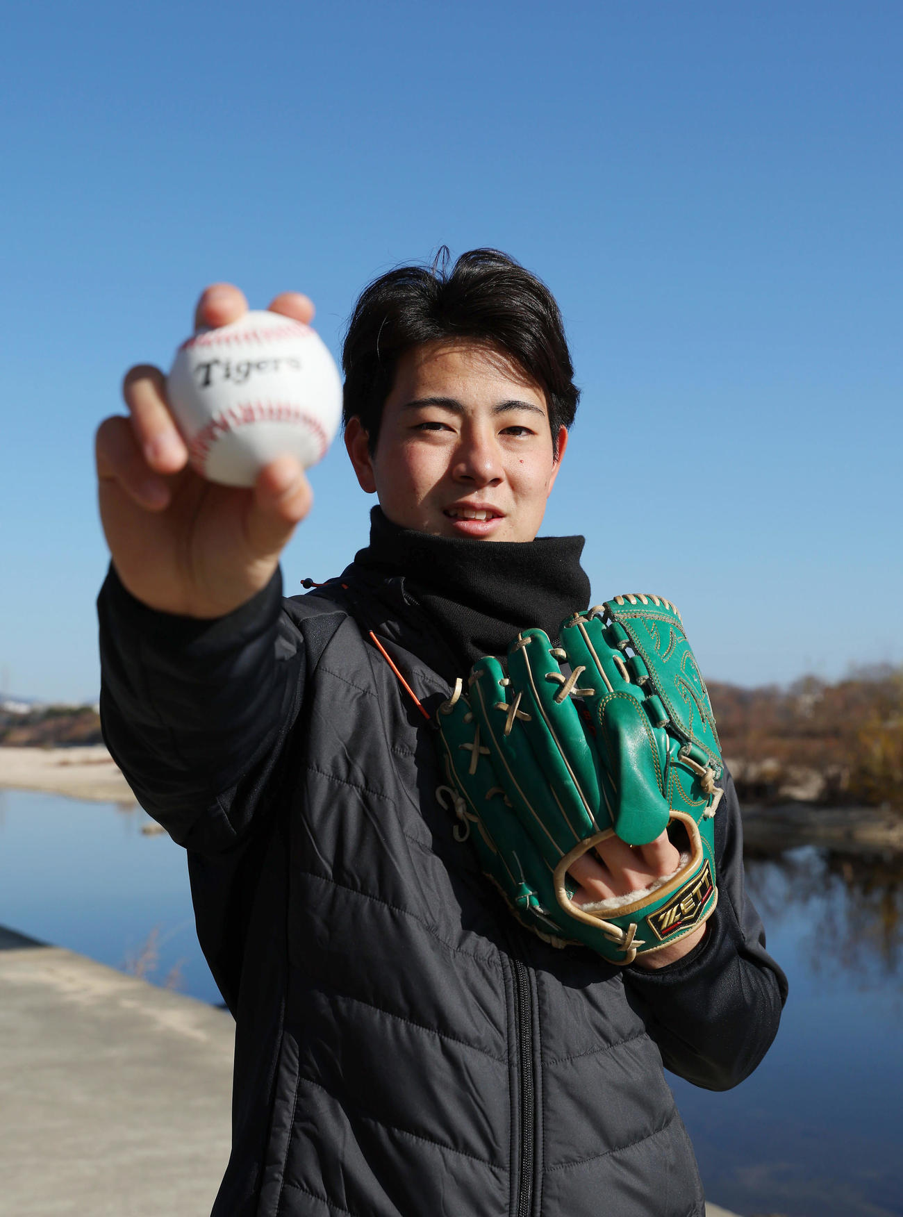 自主トレを公開し、グラブとボールを手にポーズをとる阪神下村（撮影・前田充）