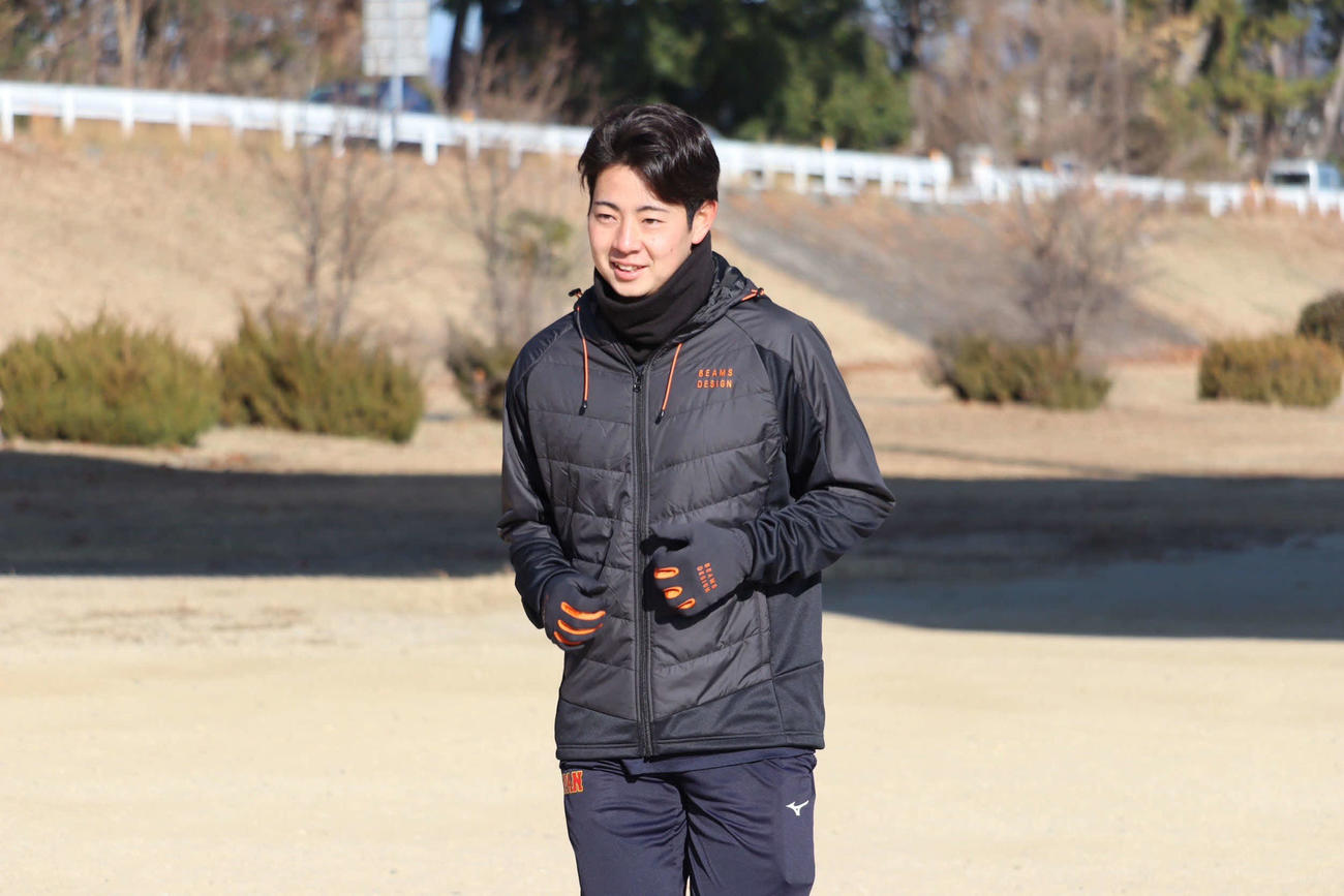 自主トレ公開でランニングを行う下村海翔投手（撮影・波部俊之介）