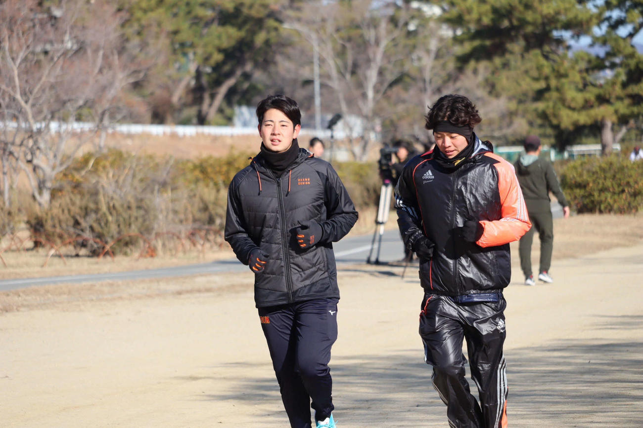 自主トレ公開で中学時代の仲間とランニングを行う阪神下村（撮影・波部俊之介