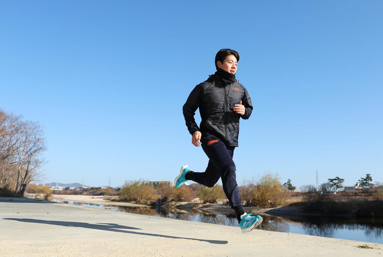 自主トレを公開し、河川敷でダッシュする阪神下村（撮影・前田充）