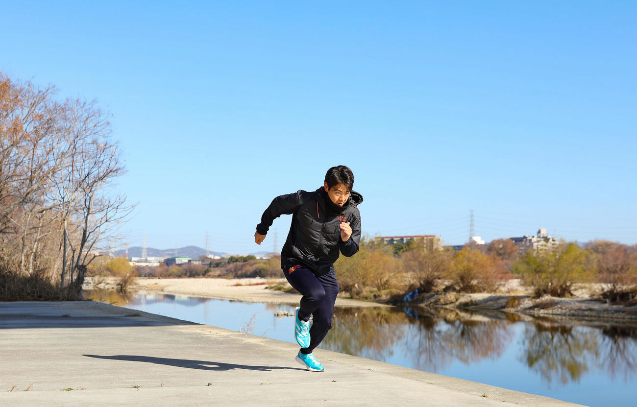 自主トレを公開し、河川敷でダッシュする阪神下村（撮影・前田充）