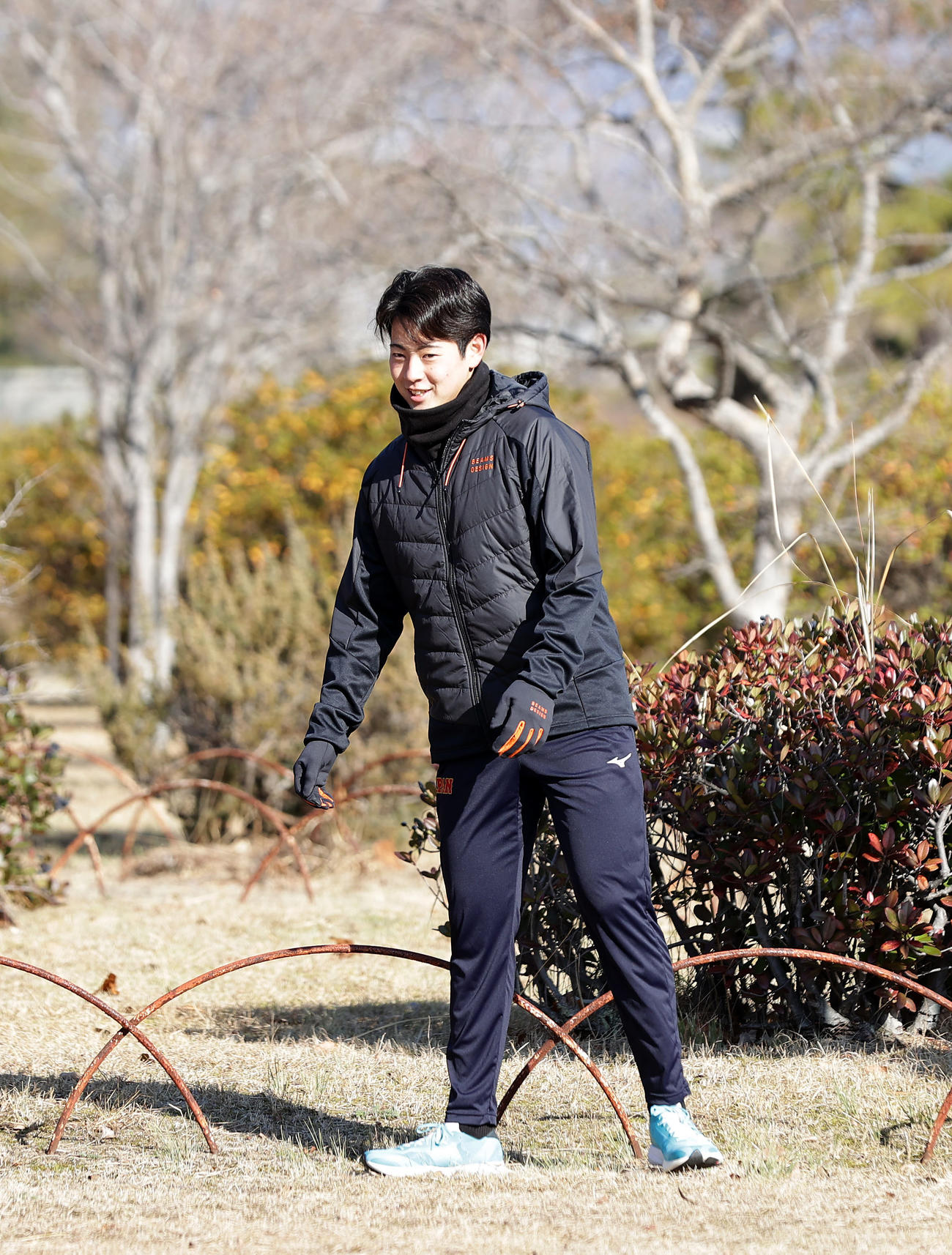自主トレを公開し、ウオーミングアップする阪神下村（撮影・前田充）