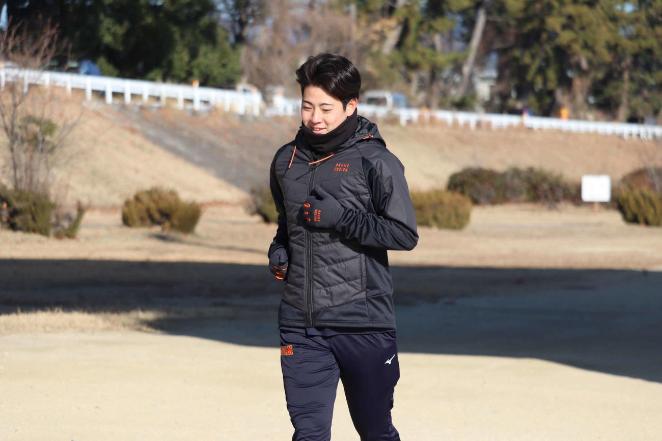 自主トレ公開でランニングを行う下村海翔投手（撮影・波部俊之介）