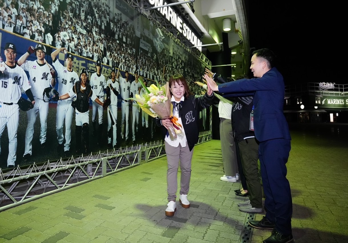 最終出勤日を迎え報道陣に送られる谷保恵美さん（2023年12月20日撮影）