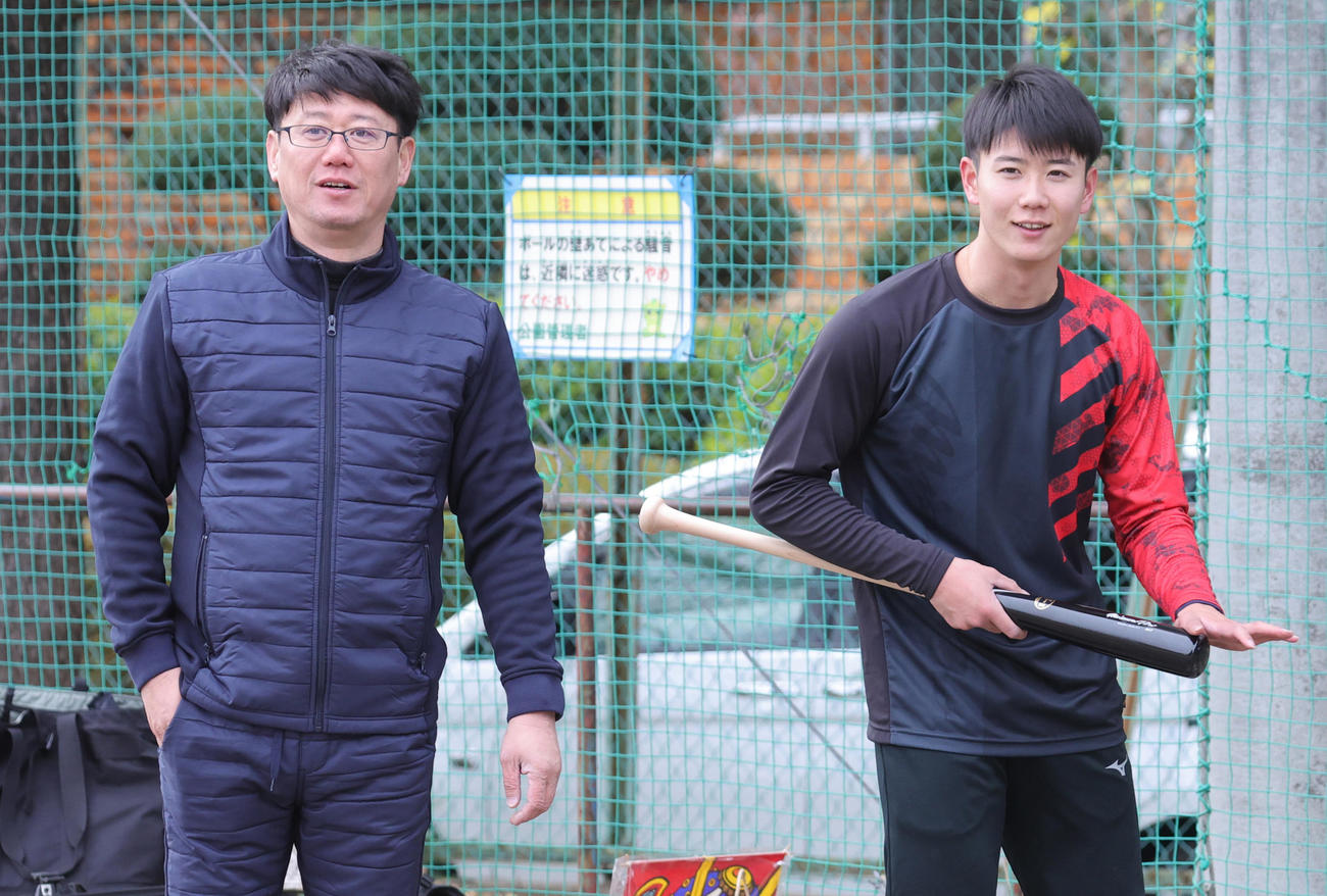 自主トレで父浩二さん（左）からノックを受けた阪神ドラフト3位の山田（撮影・野上伸悟）